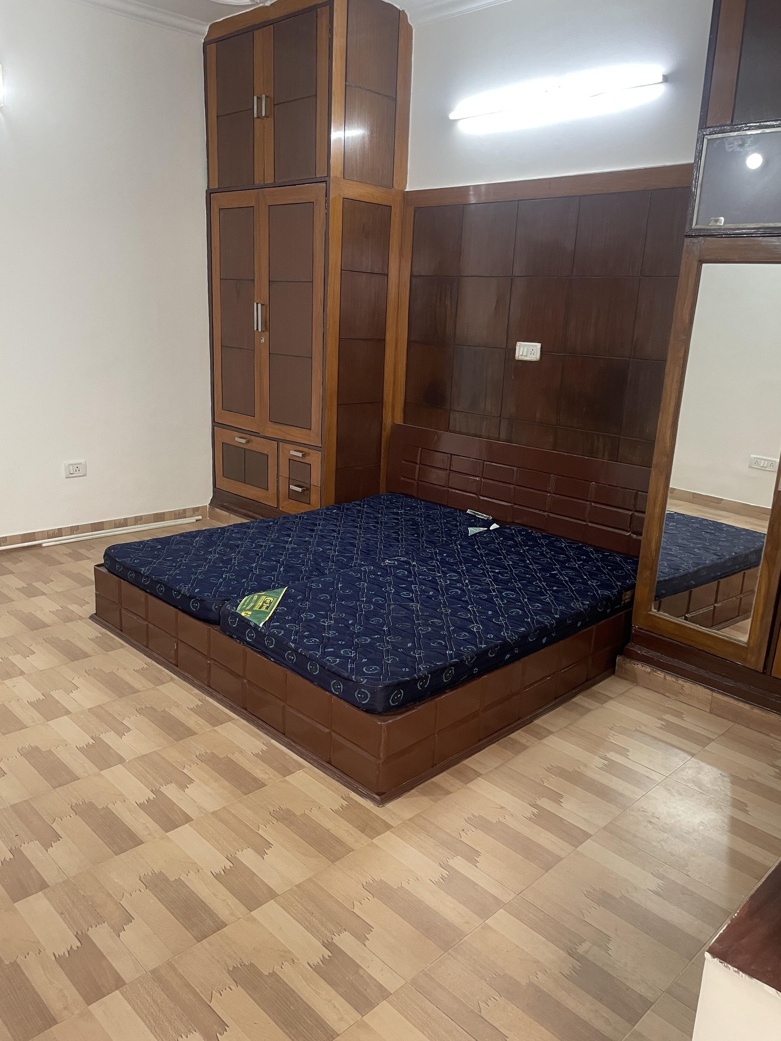 4BHK Semi Furnished Flat