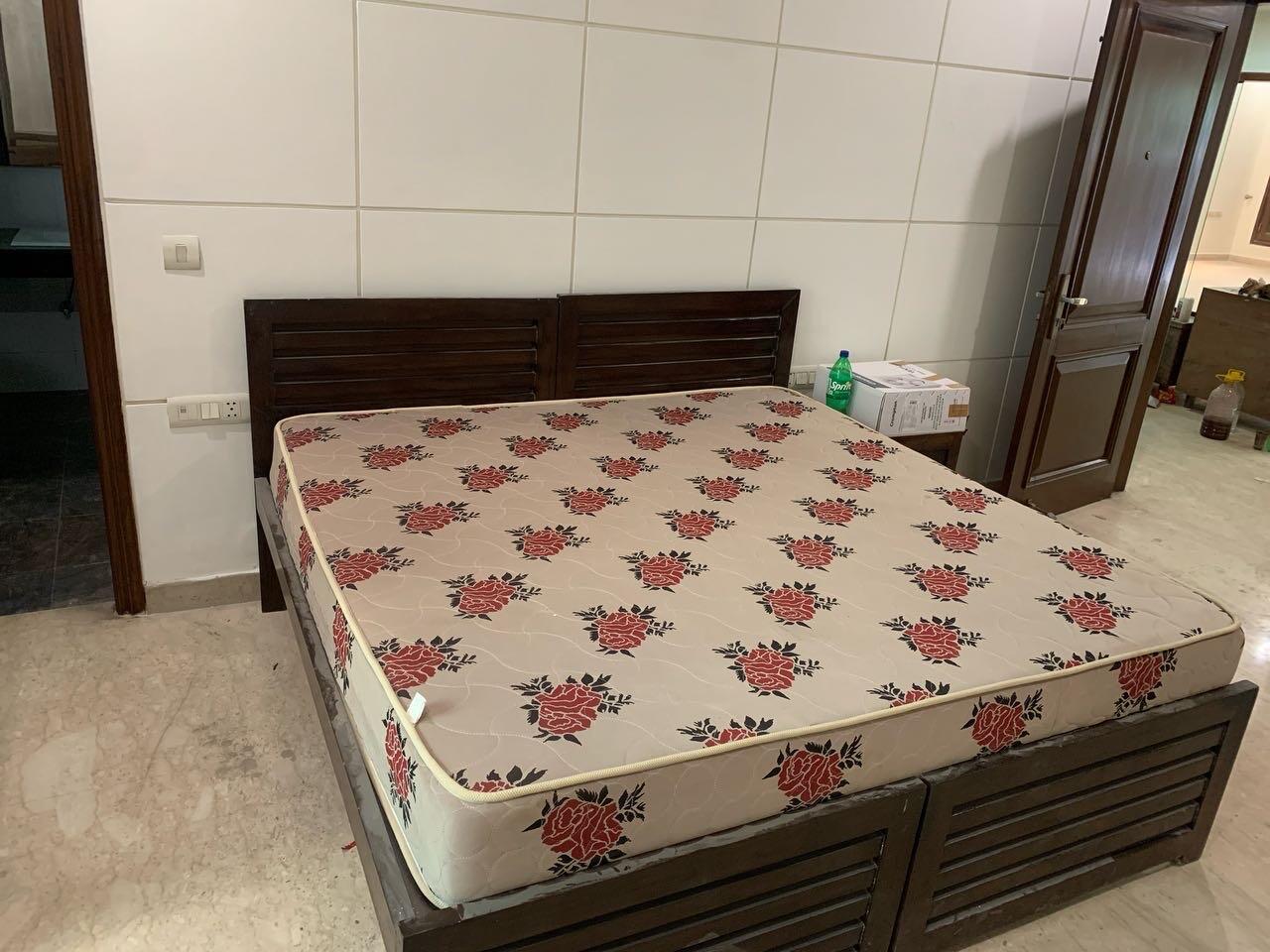 4+ BHK Semi Furnished Flat