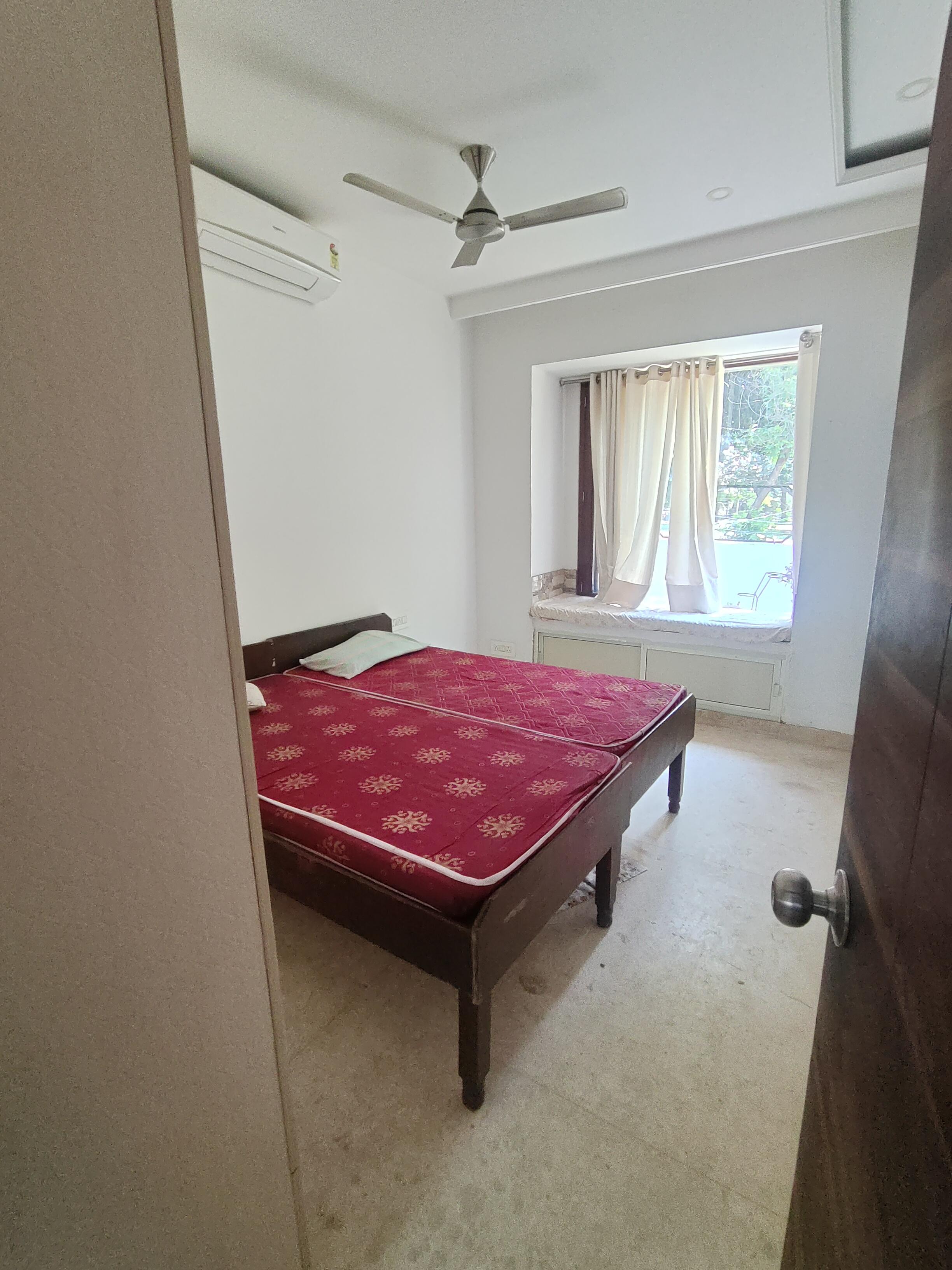 1 Room with Kitchen House